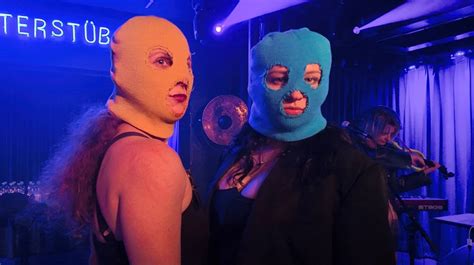 Članica benda Pussy Riot otvoreno pred svoju prvu izložbu Izlaže Putinov pepeo Blic