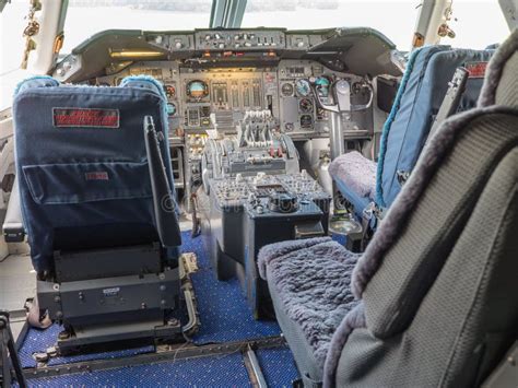 Cockpit Eines Jumbo Jets Stockbild Bild Von Vorwahlknopf 34814551