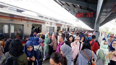 Cerita Penumpang Di Bekasi Akibat Perubahan Jadwal Krl Desak Desakan