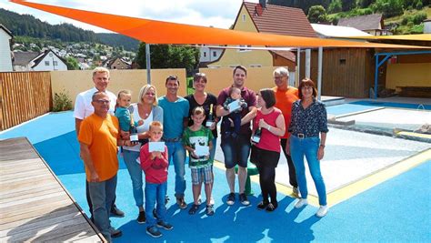 Vöhrenbach Familie besucht als 10 000 Gast das Schwimmi Furtwangen