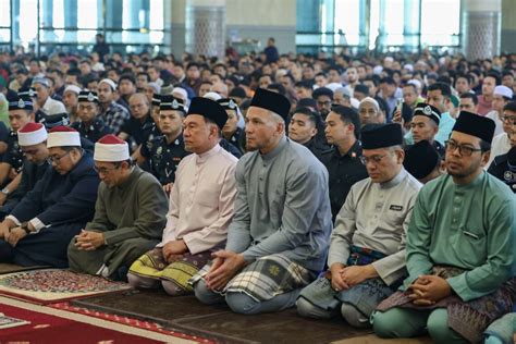 Perdana Menteri Tunai Solat Jumaat Di Masjid Negara Kosmo Digital