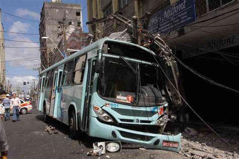 Fortaleza Nibus Derruba Poste Ap S Batida Carro No Centro