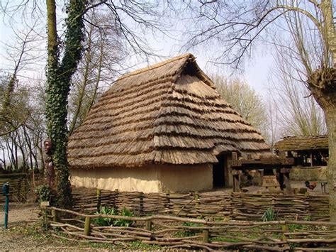 Maison Gauloise Second Age du Fer Reconstitution au Parc Archéologique