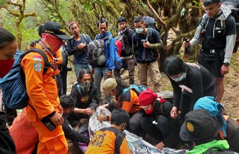 Tim Sar Evakuasi Pendaki Hipotermia Di Gunung Bawakaraeng Okezone News