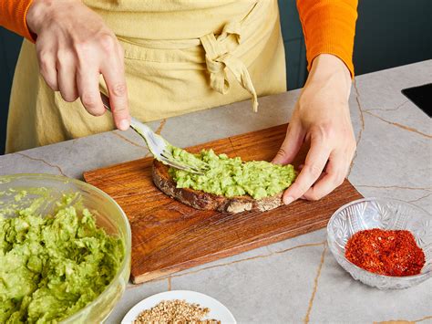 Smashed Avocado Toast Mit Grilltaler Rezept Kitchen Stories