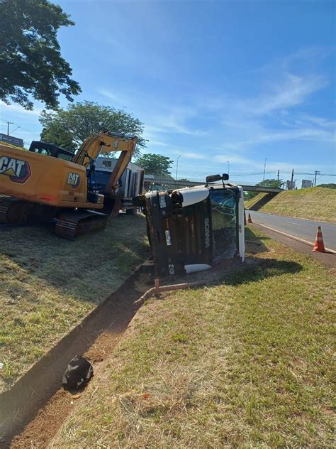 Carreta Bi Trem Perde Controle E Tomba Na Rodovia Euclides Da Cunha