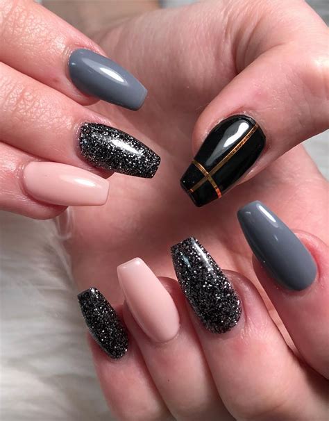 Discreet And Charming Ideas To Rock Glitter Nails This Fall Season Are