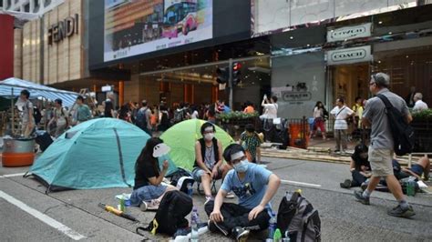 Los Manifestantes De Hong Kong Mantienen Sus Posiciones Tras Un A