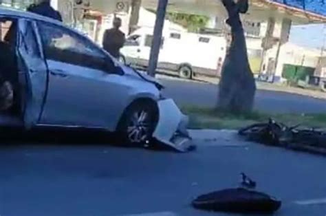 Fuerte Accidente Entre Un Autom Vil Y Una Moto La Colisi N Se Produjo