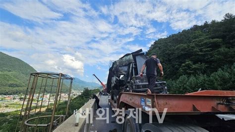 충북 단양 중앙고속도로서 25톤 덤프트럭 50m 추락운전자 현장 사망