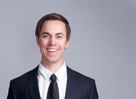 Retrato De Un Hombre De Negocios Sonriente En El Traje Aislado En Fondo