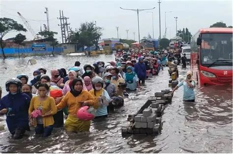 Rob Mengganas Di Jawa Tengah Tanggul Jebol Banjir Besar Landa Kota