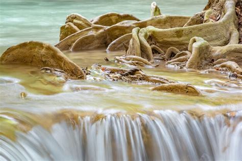 Cascada que fluye de las montañas en el parque nacional de la cascada