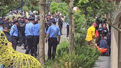 Videolajm Protesta para Bashkisë Tiranë efektivi i policisë humb