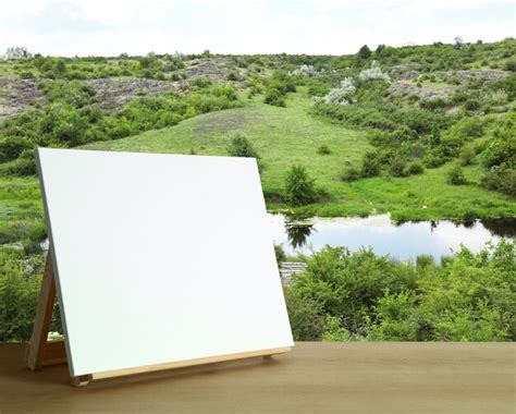 Caballete De Madera Con Lienzo En Blanco Sobre La Mesa Y Hermosa Vista