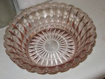 WINDSOR DIAMOND PATTERN PINK DEPRESSION LARGE BERRY BOWL JEANNETTE