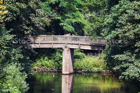 Jembatan Pejalan Kaki Di Atas Sungai Ruhr Ke Pulau Brehminsel Foto Stok