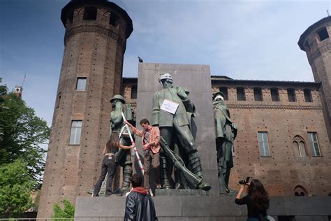 Earth Day Attivisti Bendano Statue A Torino Per Giornata Terra LaPresse