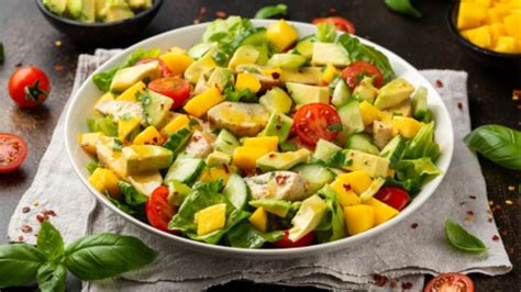 Ensalada de aguacate y mango con pollo receta fácil de temporada