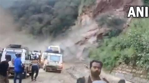 U Khand Highway Blocked Due To Massive Landslide Travellers Re Routed Video Latest News