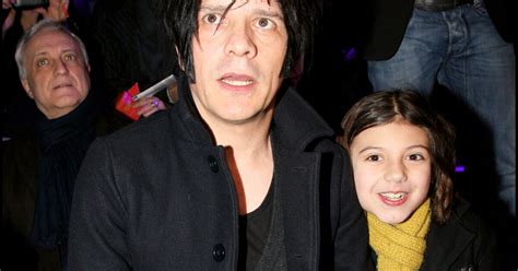 Nicola Sirkis papa rares photos de ses jeunes enfants Théa Alice