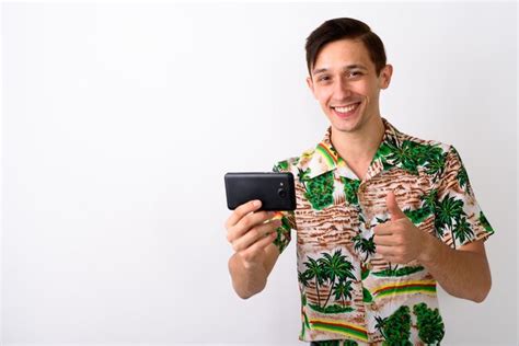 Foto De Estudio De Joven Turista Feliz Sonriendo Mientras Da Thum