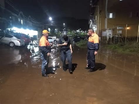 V Deo Fortes Chuvas Alagam Casas E Ruas De Campos Do Jord O