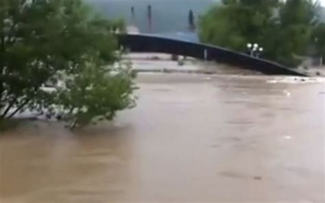 Inondations en Bosnie un pont emporté par les fortes crues