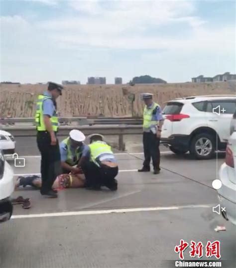 广东司机驾车连撞8辆车 碾压3辆警用摩托车逃逸手机新浪网