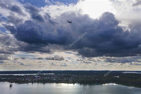 El Avi N Vuela Sobre El Lago Y La Ciudad En Lo Alto De Las Nubes De