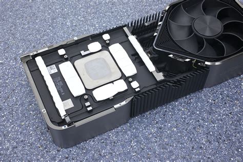 NVIDIA GeForce RTX 4090. Heatsink Difilmkan