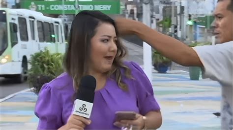 Repórter da Globo leva soco de homem na rua ao vivo Estava bastante