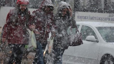 İstanbul a kar ne zaman yağacak Meteoroloji den kar yağışı uyarısı