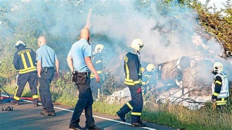 Fahrer Verbrennt Nach Unfall Auf Der B Polizeihubschrauber War Im