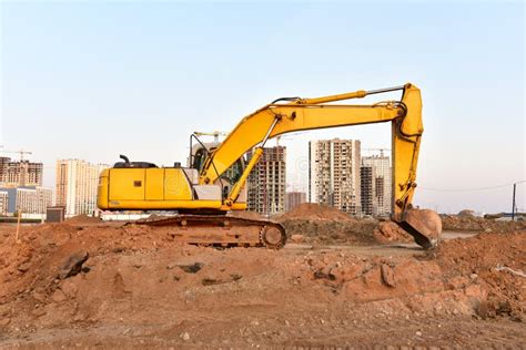 Excavadora Durante Las Obras De Excavación Y Construcción De Carreteras