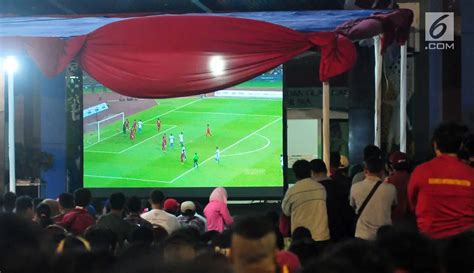 Photo Dukung Timnas U Berlaga Warga Antusias Nobar Di Kemenpora