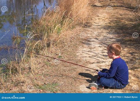 Pesca Do Menino Foto De Stock Imagem De Haste Costa