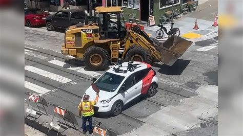 Cruise Robotaxi Gets Stuck In The Middle Of An Intersection Elon Musk