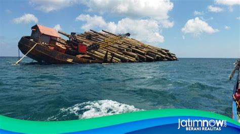 Kapal Tongkang Bermuatan Kayu Terdampar Di Masalembu Sumenep Akibat