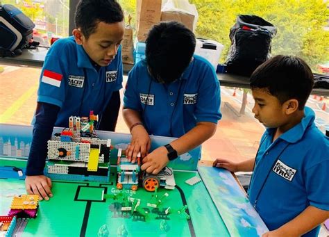 Peran Sekolah Robotik Dalam Mendukung Indonesia Emas 2045