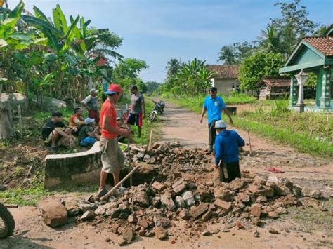 Aparatur Pemerintah Dan Warga Kampung Suma Mukti Rutin Gotong Royong