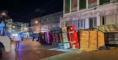 Vuelca Tr Iler Cargado Con Cart N En Avenida Plan De Ayala De