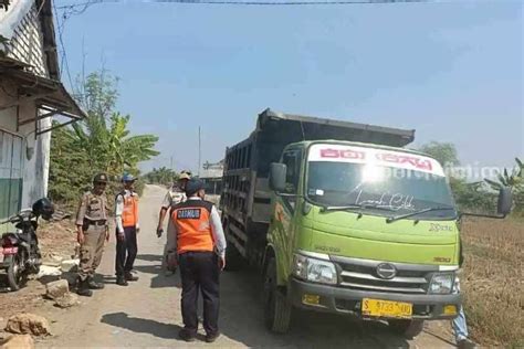 Dishub Gresik Tertibkan Truk Galian C Melintas Di Jalan Raya