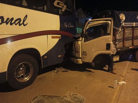 En El Sector De Cumbe Accidente De Tr Nsito Entre Un Bus Y Un Cami N