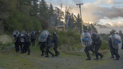 Villa Mascardi Desalojaron A Mapuches De Las Tierras Ocupadas Y Detuvieron A 8 Mujeres