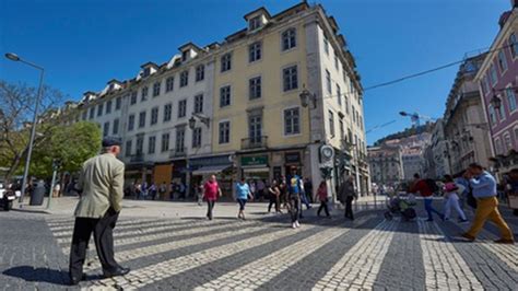 Três dezenas de pessoas manifestam se em Lisboa contra o custo de vida