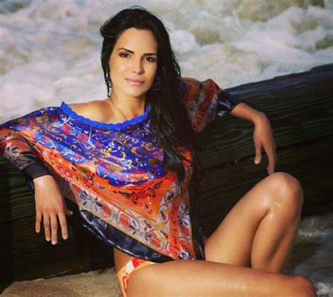 Antes De Cortarse El Cabello Scarlet Ortiz Nos Enamoraba Con Sus Sexys Fotos En Bikini