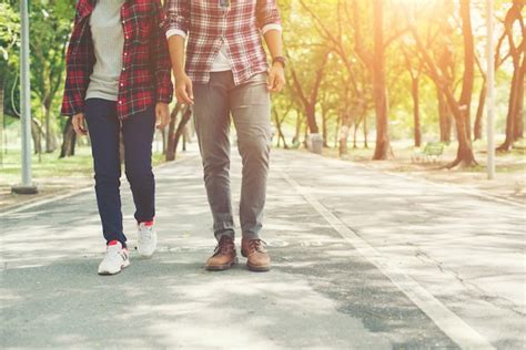 Adolescentes Joven Pareja Caminando Juntos En El Parque Holida