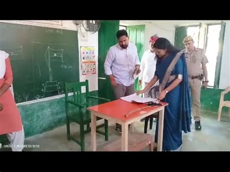 Rae Bareli Dm Inspected Primary School रायबरेली डीएम ने प्राथमिक विद्यालय का किया निरीक्षण