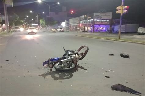 Santa Rosa una moto cruzó en rojo y chocó un auto El Diario de La Pampa